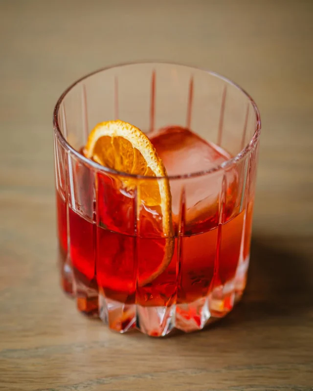 Today is the last day of Negroni Week! Stop by tonight for one last chance to try our Negroni features:

FIGRONI - vanilla gin, fig infused campari, cinzano sweet vermouth 

KINGSTON NEGRONI - jamaican rum, sweet vermouth, campari

Proceeds benefit @slowfoodcanada. See you tonight to sip in support! 🥃🍊 

.
.
.
#negroniweek