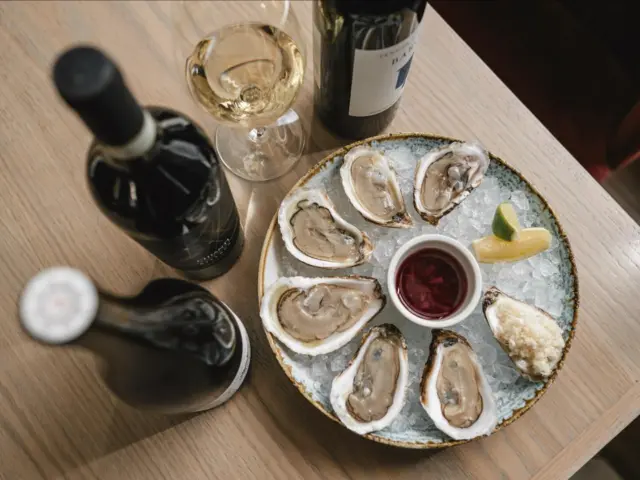 Oyster Heist! 

Join us today for $2 oysters all night long + happy hour menu from 4-6pm in the bar.  See you soon! 🍷