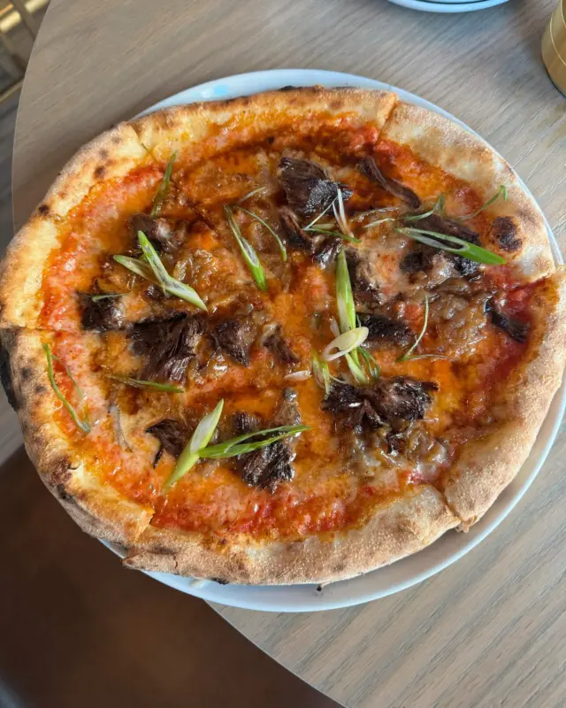 The perfect Friday snack! Our feature pizza is 🤤 

SHORT RIB PIZZA - braised short rib, fontina cheese, caramelized onions, tomato sauce 

Limited quantities so get this while it lasts! See you tonight 🍻